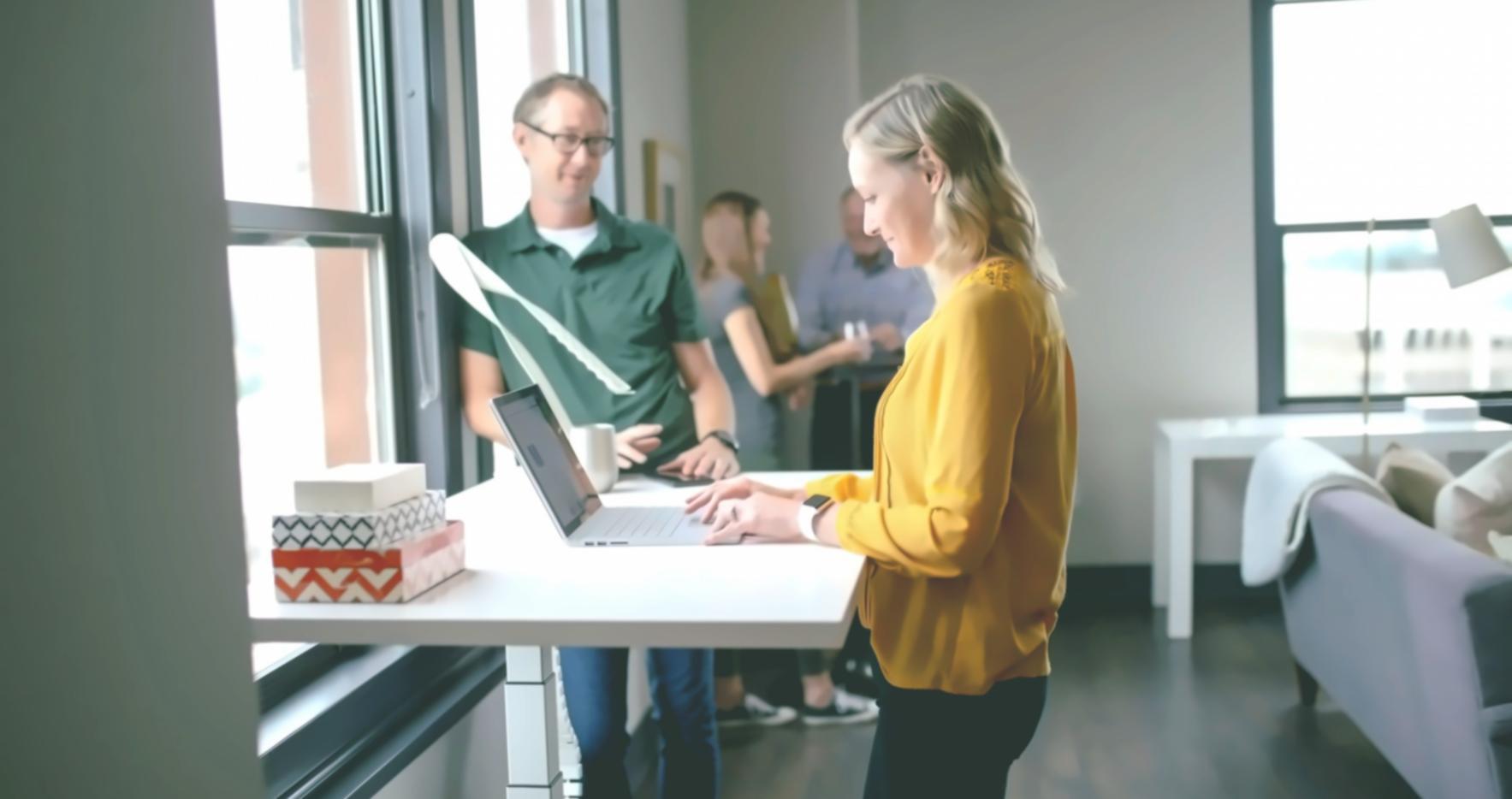 Modernes Büro mit Finanzplanungs-Arbeitsplätzen